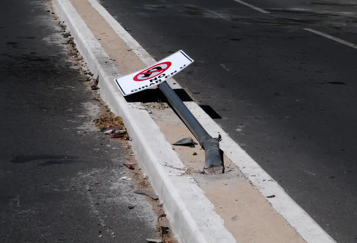 Un automóvil chocó contra un poste de luz y volcó en plena avenida Avellaneda 
