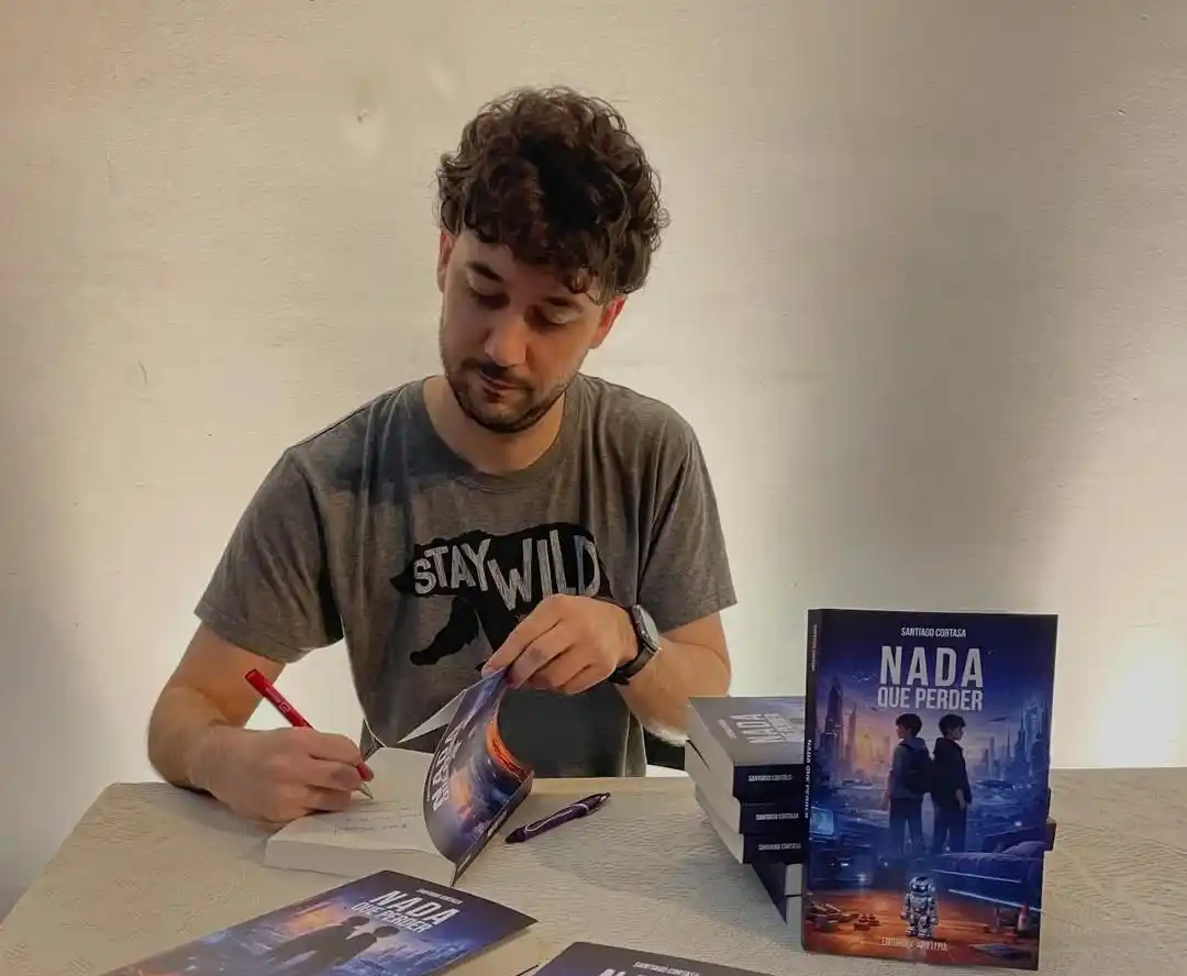 Santiago presentó su novela en el Museo del Libro y de la Lengua.