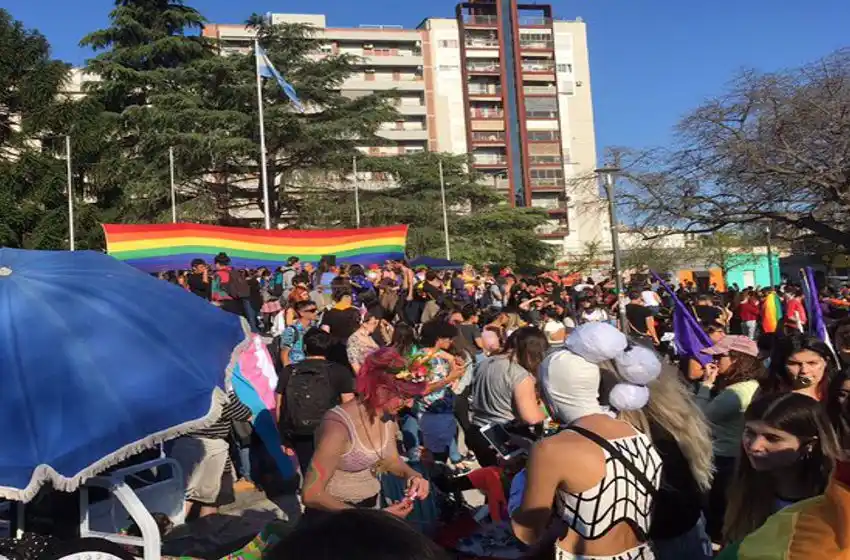 Una marcha multitudinaria gritó basta de travesticidios