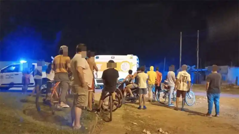 La policía quiso identificar a vecinos que consumían drogas en la calle y se desató una batalla con machetes y cuchillos