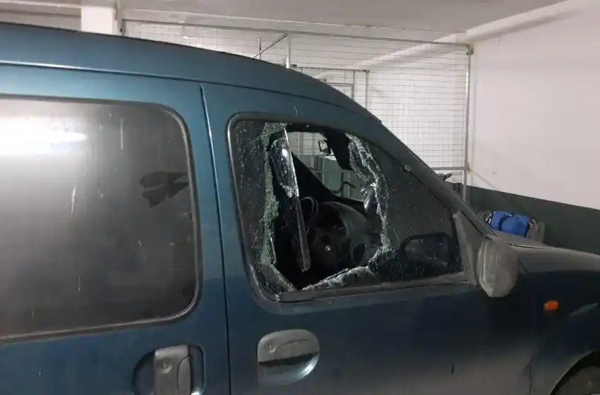 Ingresó a la cochera de un edificio y robó elementos de cuatro autos