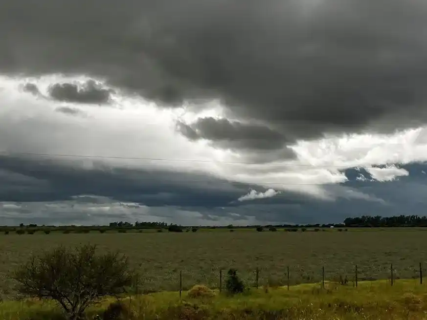 Se esperan tormentas fuertes para la tarde y noche con alerta amarillo por intensa caída de agua.