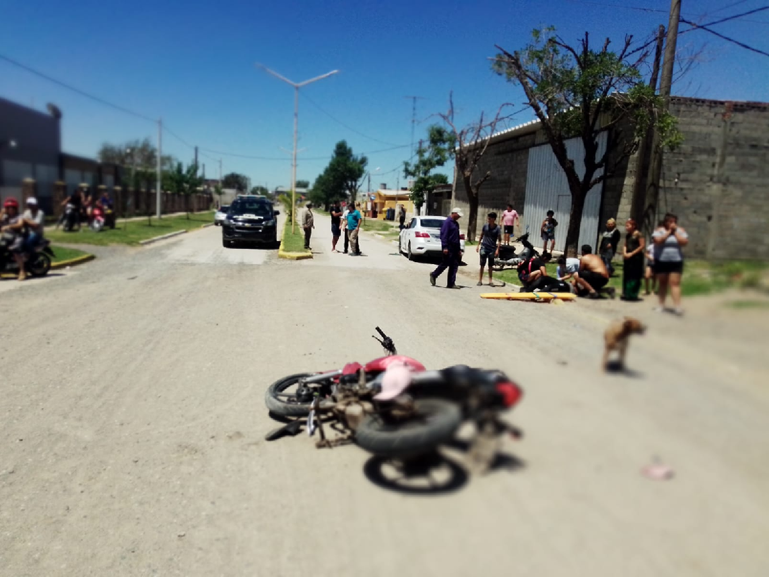 Dos menores en moto resultaron heridos al chocar en barrio Acapulco