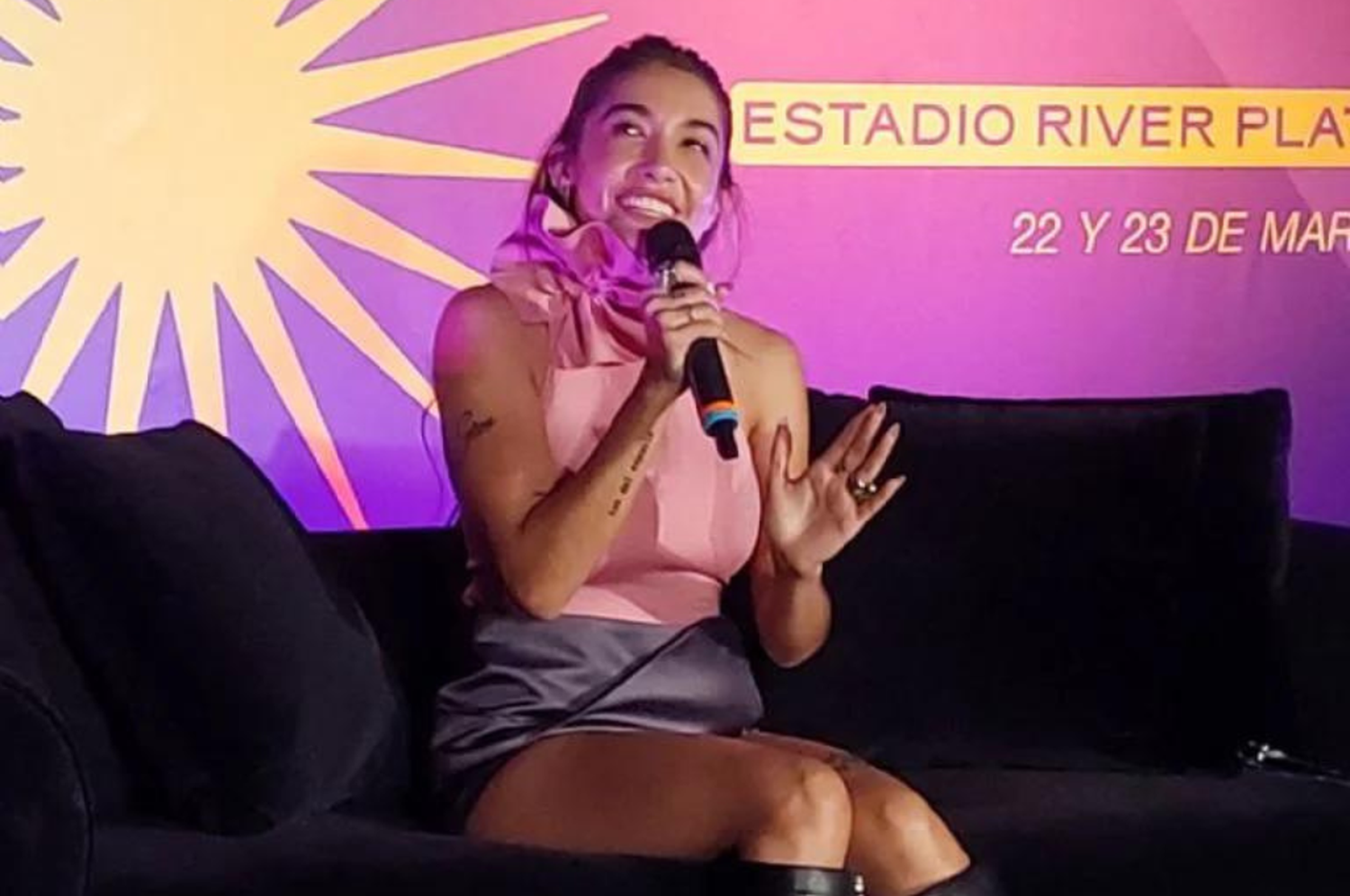 La cantante brindó una conferencia de prensa