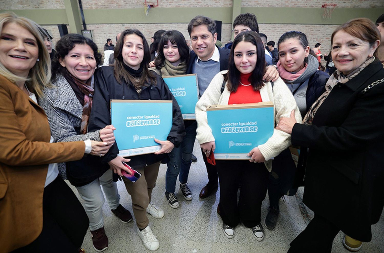 Kicillof entregó 458 computadoras a estudiantes secundarios