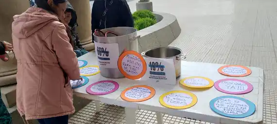Comedores comunitarios se manifestaron en las puertas del Municipio:"¿Quién come con 20 pesos por día?"