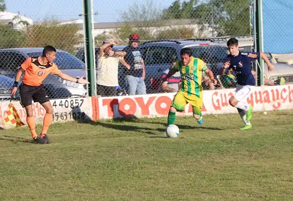 Sarmiento le ganó con lo justo a Independiente en un final caliente