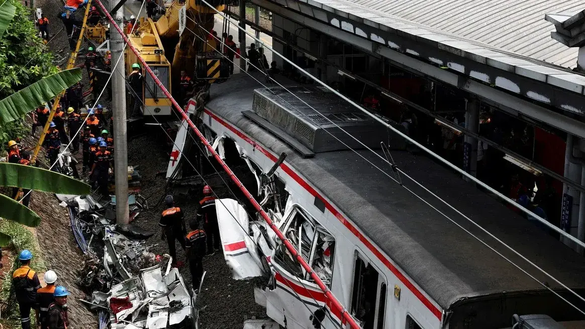 Choque de trenes en Indonesia: al menos 14 muertos y más de 80 heridos