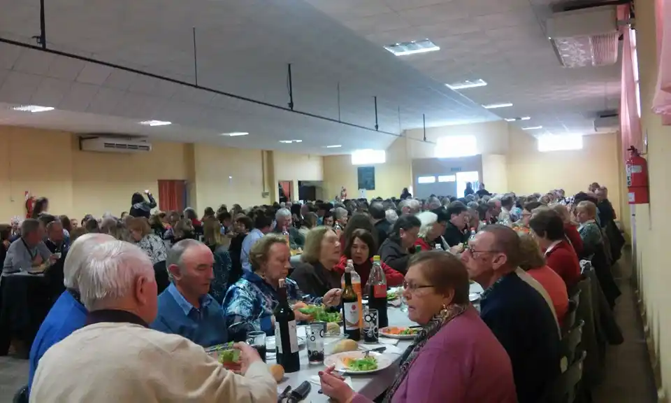 Almuerzo patronal en el salón parroquial de María Luisa