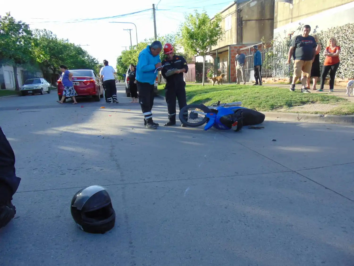 Personal de Tránsito y Bomberos en el lugar del siniestro. Foto: Bomberos Voluntarios de Venado Tuerto.