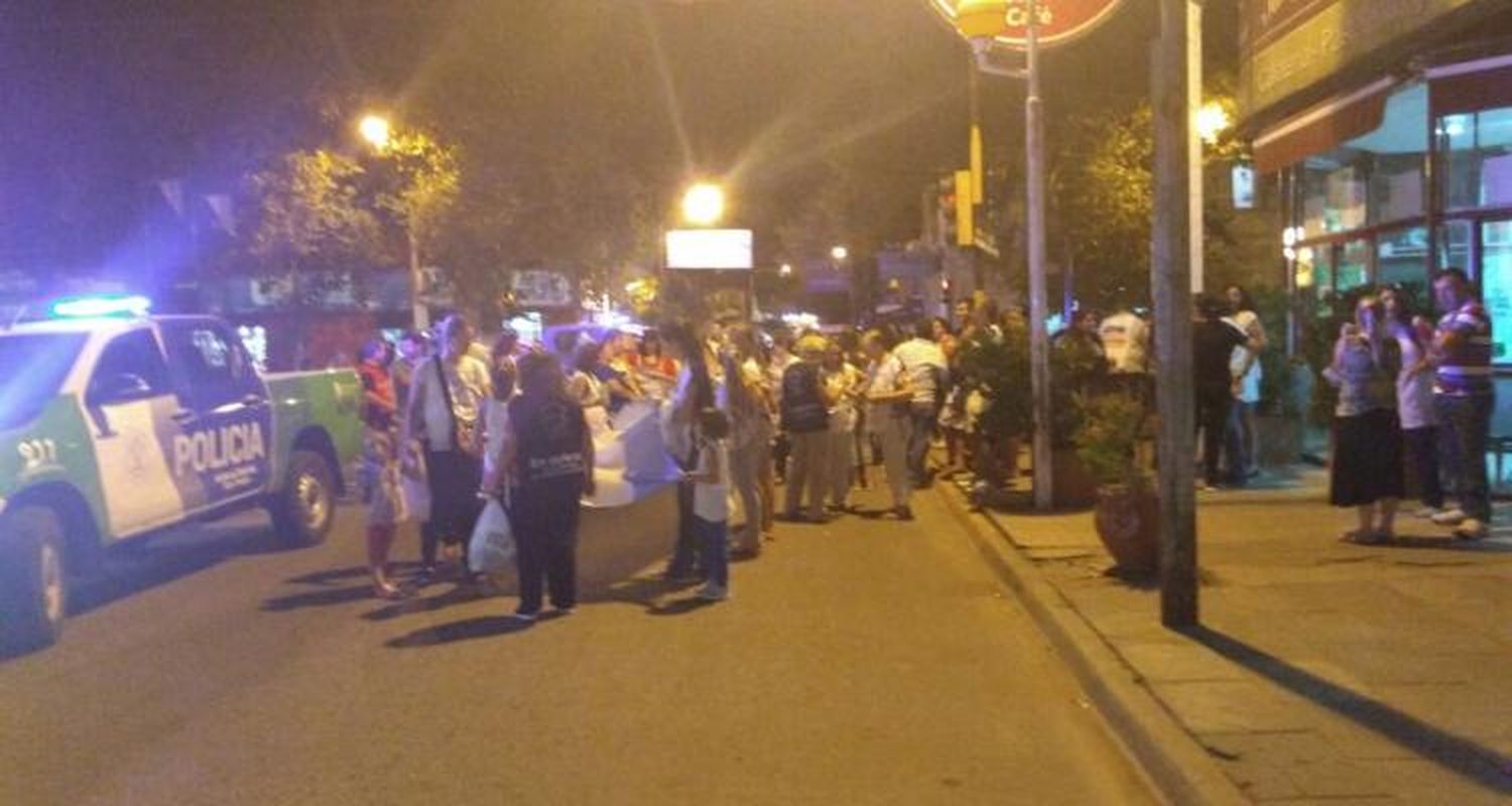 Conflicto docente: Marcha de antorchas para reclamar aumento salarial