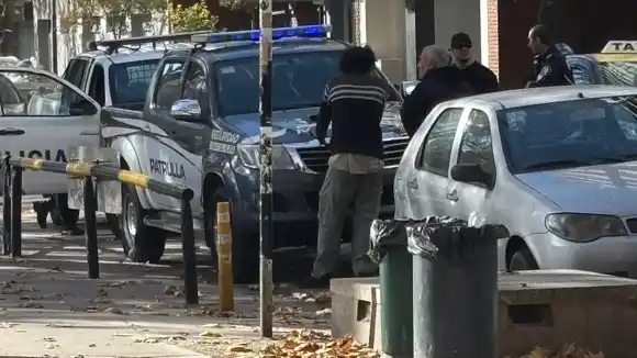 Detuvieron a un hombre por exhibiciones obscenas frente a niños en Plaza Mitre