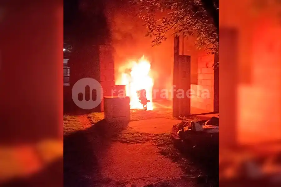Impactante incendio de una moto en la región: tuvieron que actuar los Bomberos