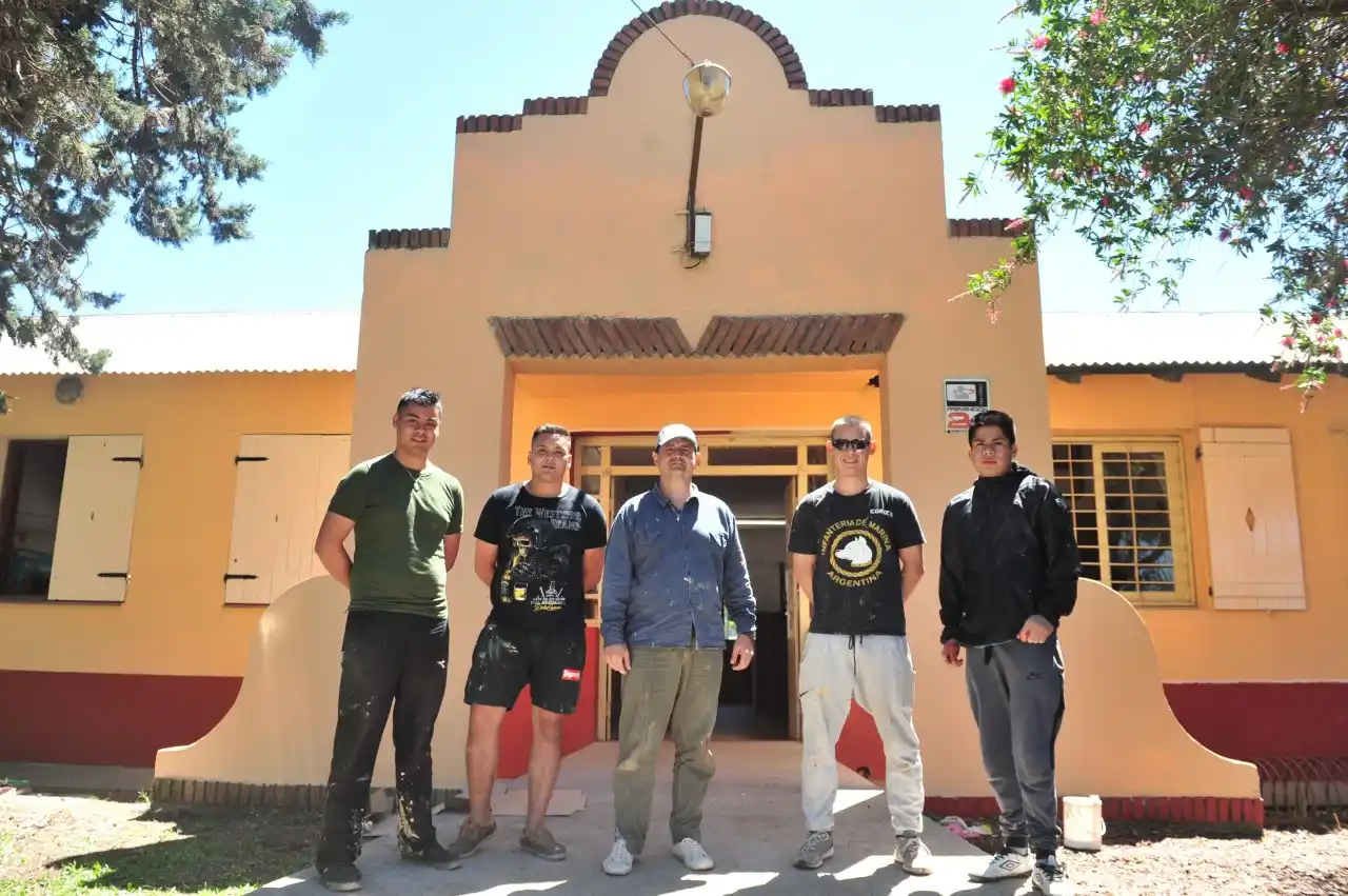 Marinos restauraron la fachada de la Escuela 113 de Pueblo Belgrano