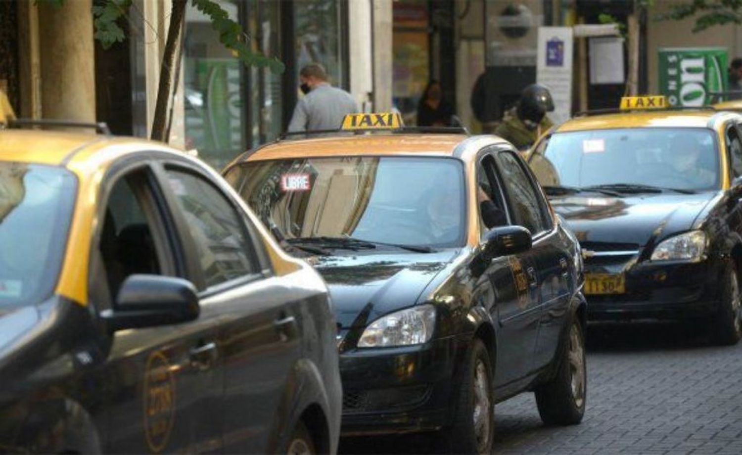 Taxistas rosarinos en alerta por una app rusa que recluta ilegalmente choferes