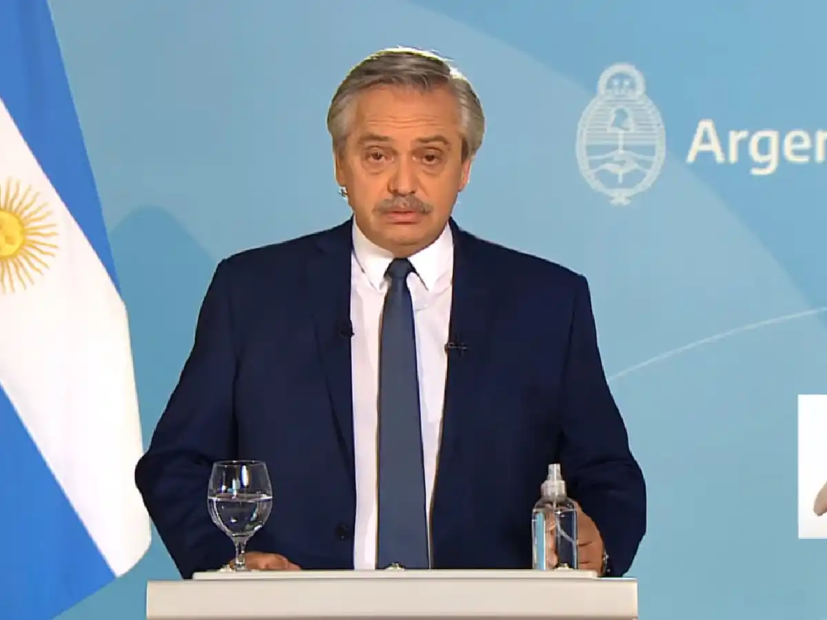 El presidente Alberto Fernández remarcó este viernes que "deben continuar las medidas" restrictivas hasta el 21 de mayo para "garantizar que a nadie le falte la cama para ser atendido", ya que advirtió que el número de contagios diarios "es realmente elev