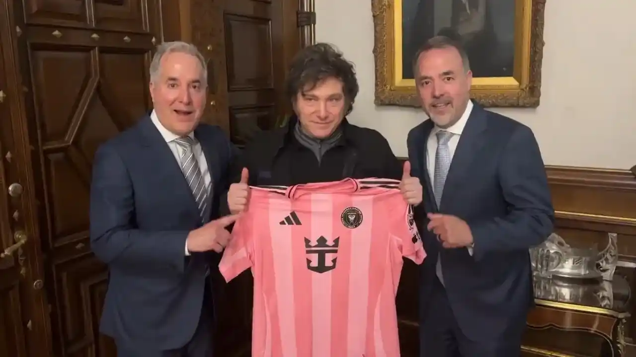 Milei tuvo reuniones con el principal accionista del Inter Miami que le dejó un obsequio.