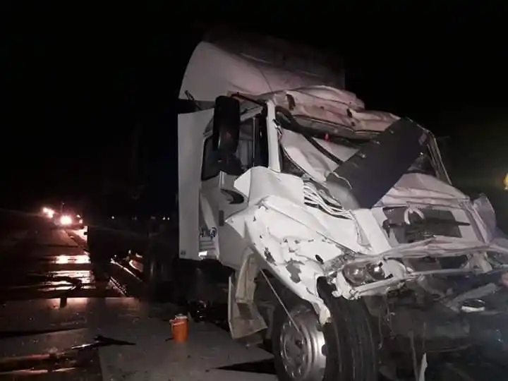Autopista: choque entre dos camiones dejó un chofer herido