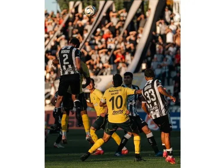 El Tatengue celebró la derrota de Defensa 2 a 1 en Mendoza. Foto: Gentileza Ema Tristan/Prensa GyE Mendoza