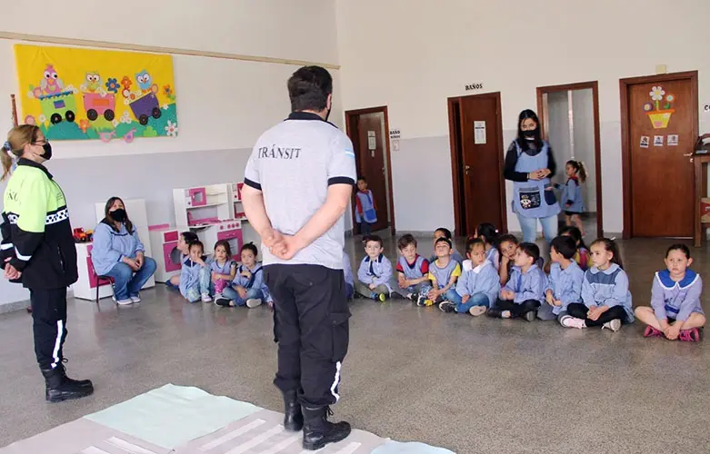 Dictan talleres de educación vial en establecimientos escolares