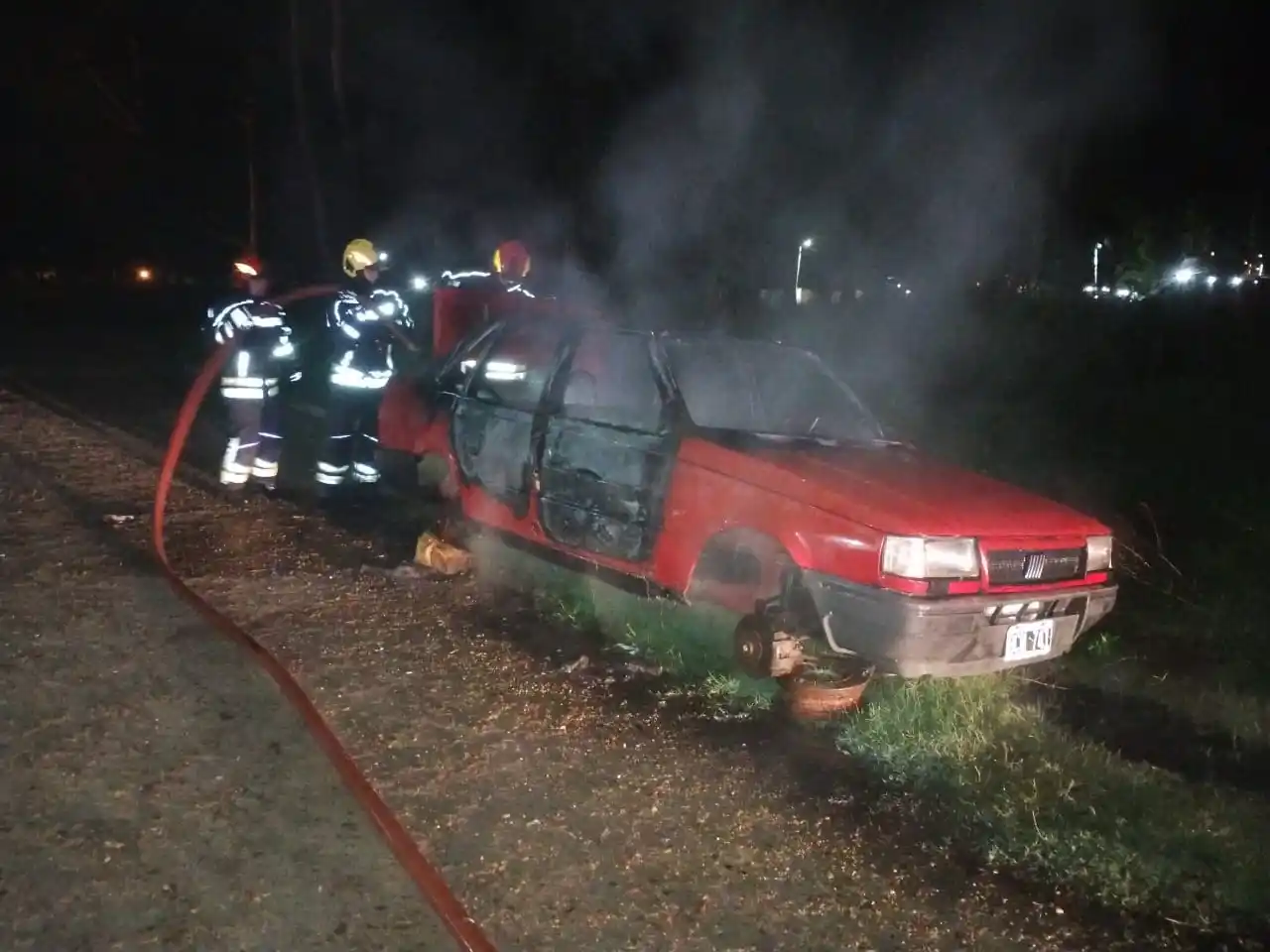 Inspección de desagües e incendio de un auto : intensa jornada para los Bomberos