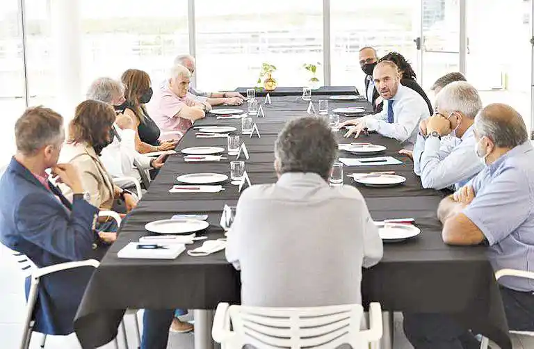 En el Gobierno evalúan medidas por el impacto del pico de contagios en la economía