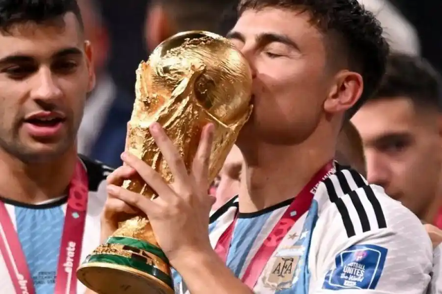 ¿Estás de acuerdo?: Dybala donó su medalla de campeón del mundo a su club actual