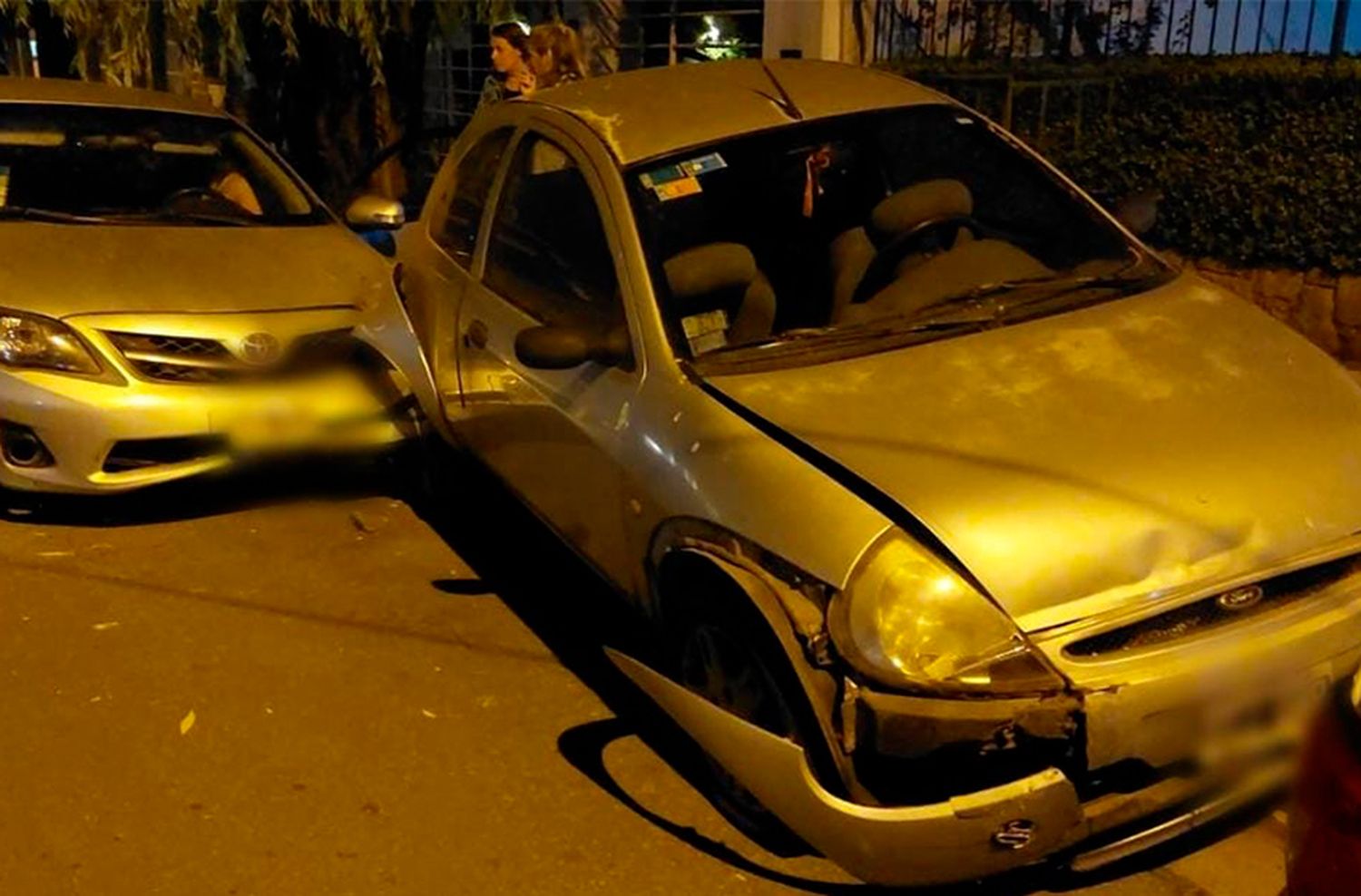 En auto robado perdió el control e impactó dos que estaban estacionados