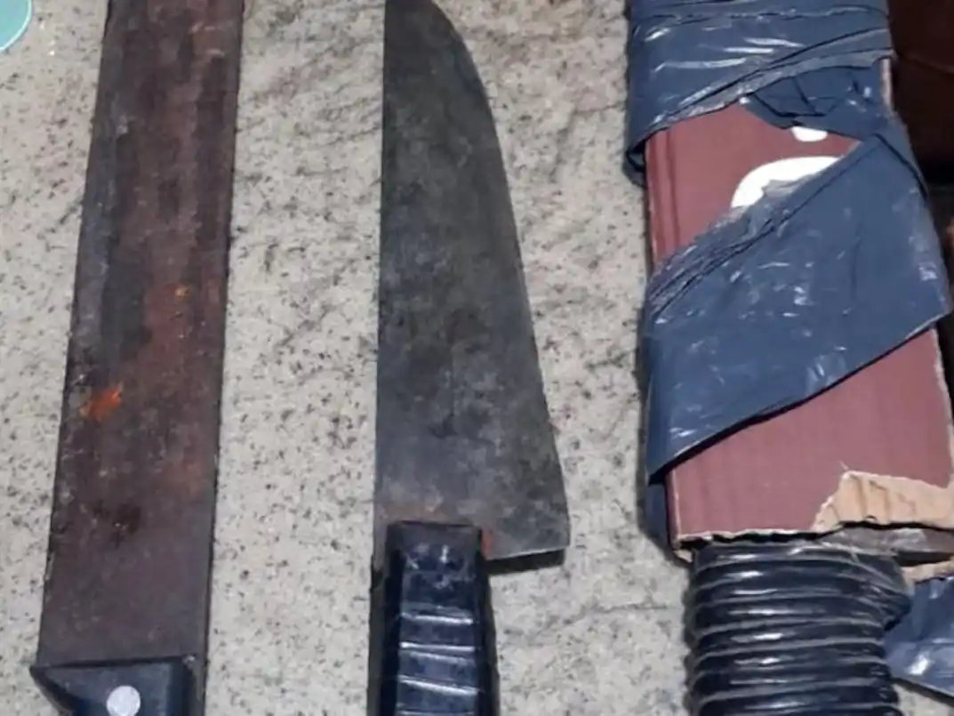 La policía secuestró los cuchillos que usó el acusado. (Foto: gentileza Política del Sur).