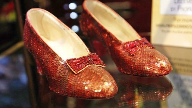 ANCIANO se declara culpable de robar las zapatillas rojas de «El mago de Oz»