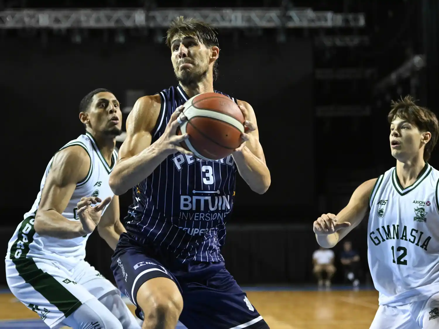 Peñarol recibe esta noche a las 21 a Obras y podría hilvanar su tercera victoria consecutiva, ante un rival directo.