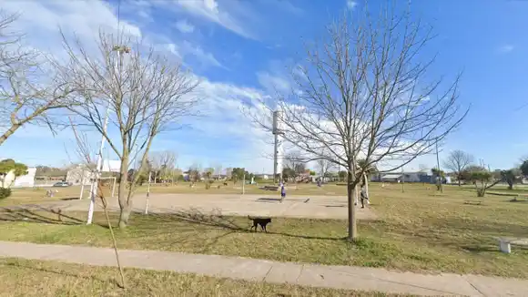 Reclaman el arreglo de una plaza en el barrio Hipódromo