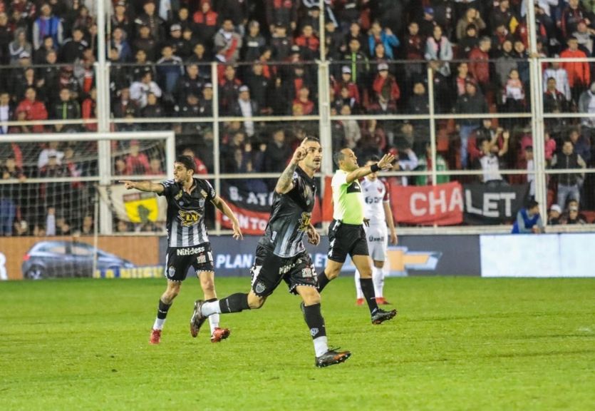 Paolo Impini fue figura en Estudiantes de Caseros, que jugará semifinales con River
