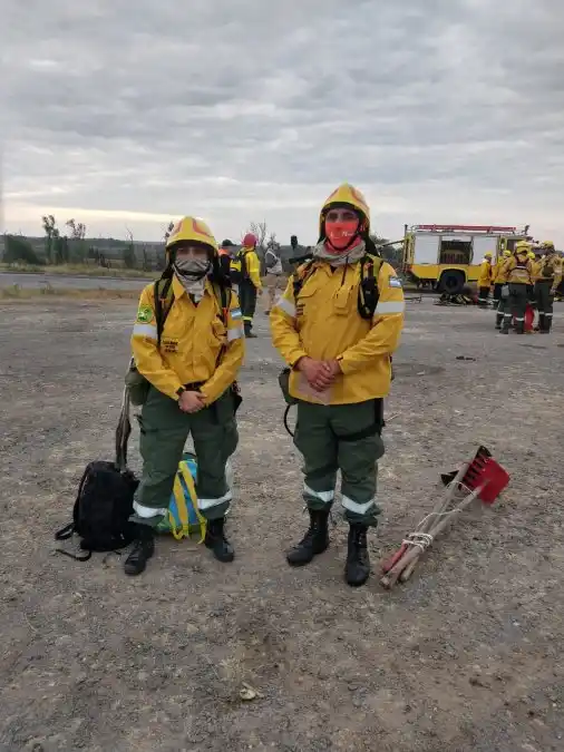 Ingrid y Luis son parte de la Brigada de incendios forestales de la Federación Entrerriana de Bomberos