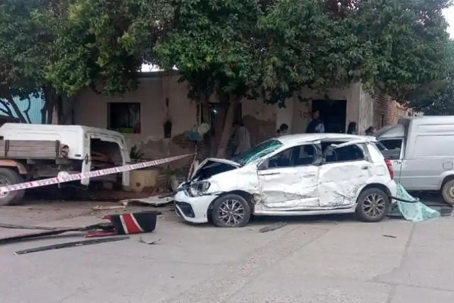 A toda velocidad escapaba de la Policía y tuvo un fuerte choque contra un colectivo en Córdoba