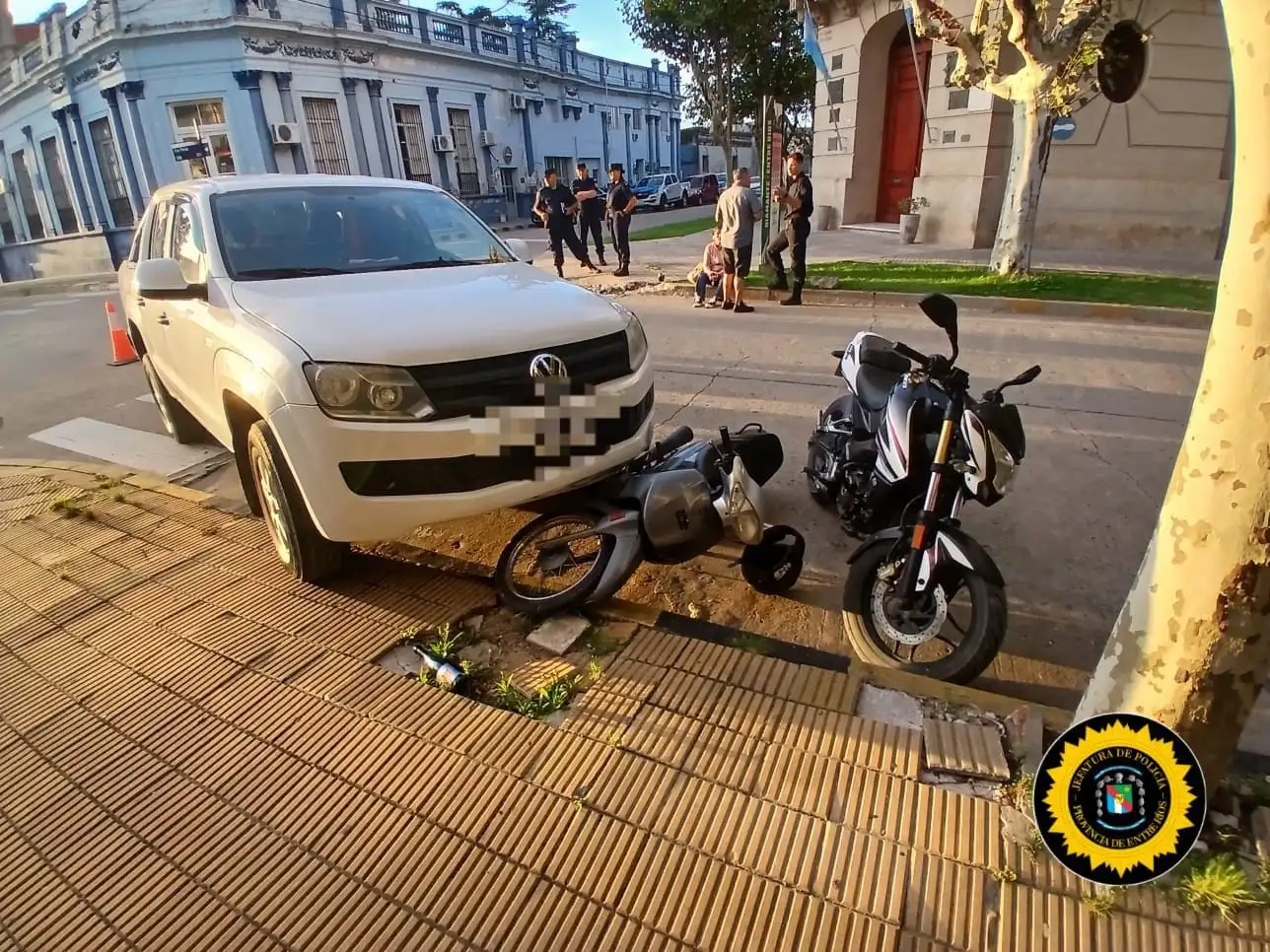 Choque entre una camioneta y una moto en Diamante: una mujer fue hospitalizada