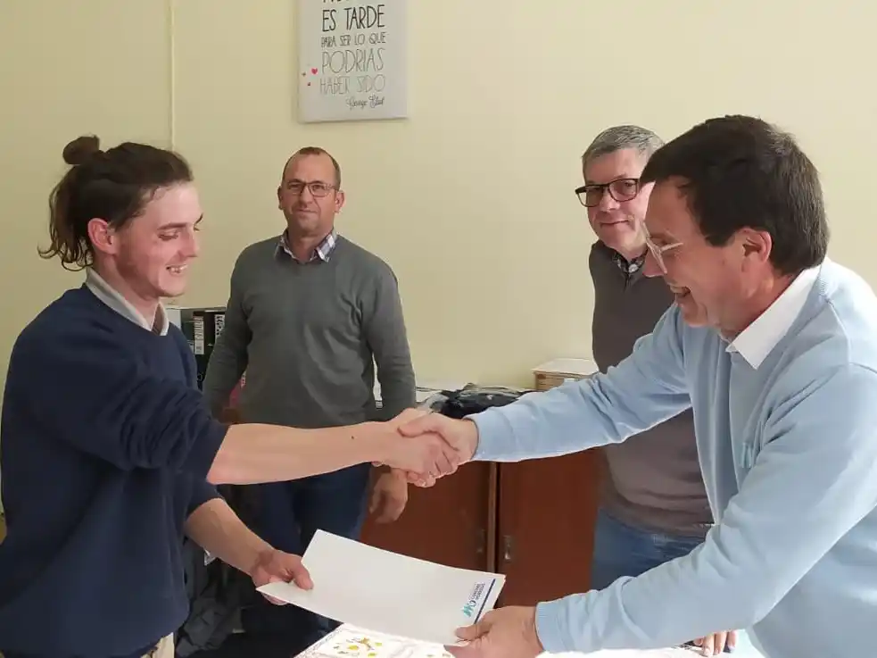 Nahuel Contreras junto al intendente Juan Carlos Chalde, el delegado de El Perdido, Alejandro D´Annunzio y el director de Obras Públicas, Leandro Unger