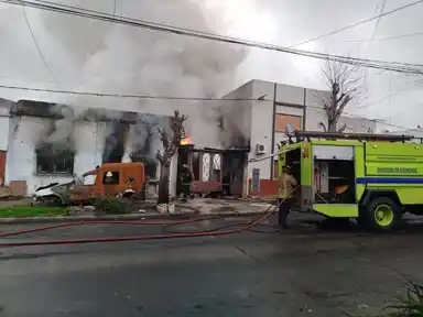 Bomberos del Cuartel Central hallaron el cuerpo sin vida de una mujer.
