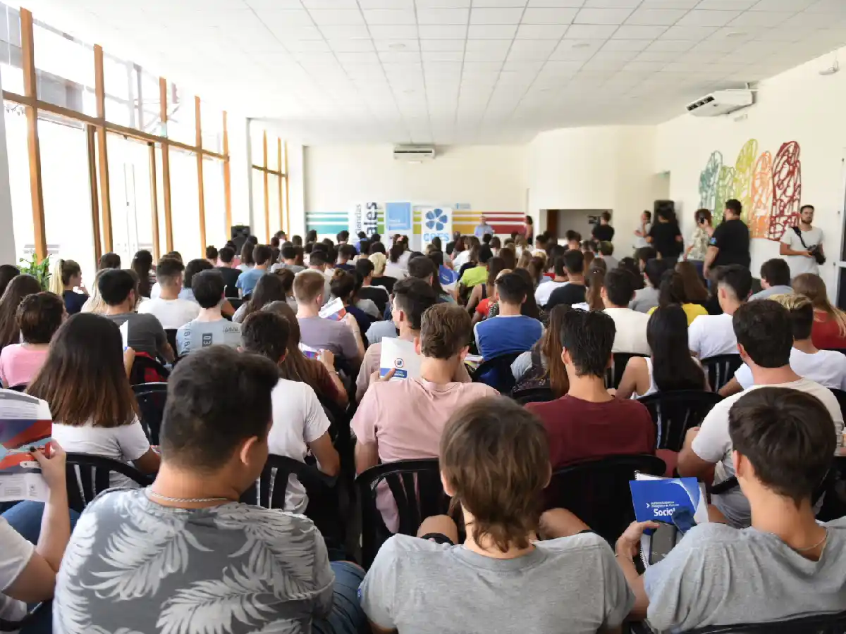  Con 150 estudiantes comenzó seminario para dos carreras del Cres   