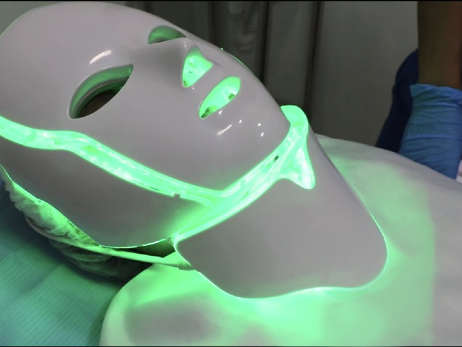 Lo último en belleza son las faciales de LED