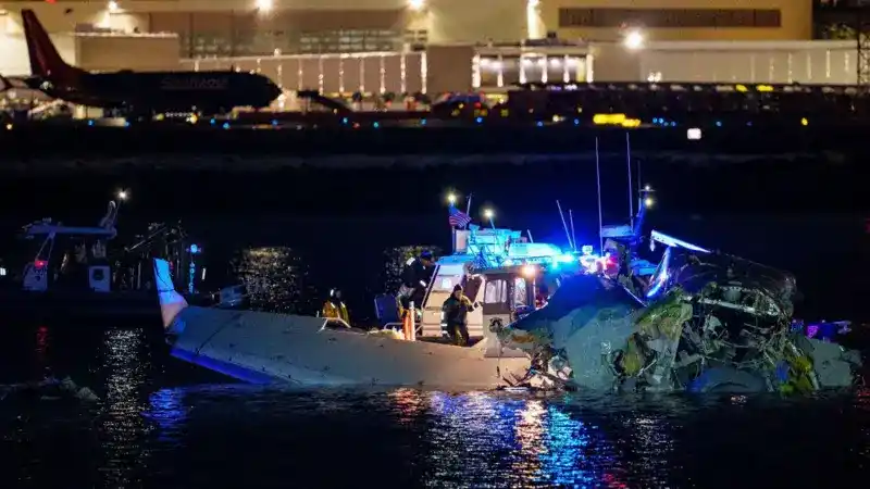 Un avión y un helicóptero chocaron en el aire y cayeron al río Potomac