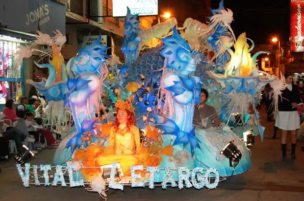 Participarán 1500 jóvenes en el Desfile de Carrozas Estudiantiles