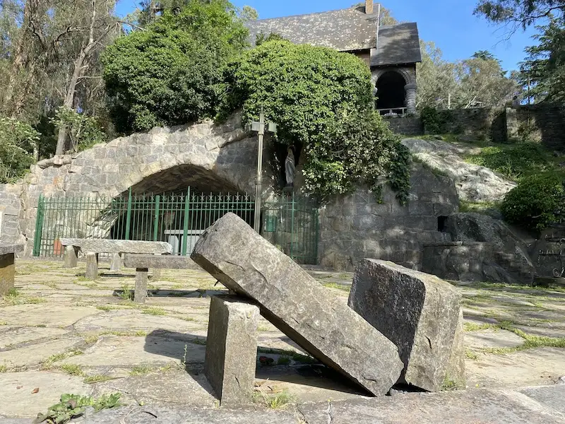 Un banco roto en la Gruta de Lourdes