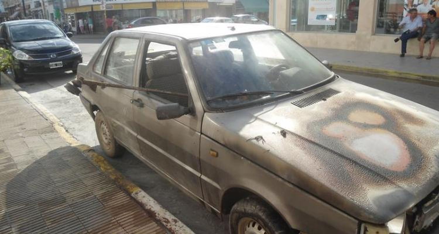 Auto sufrió el incendio del motor en el centro de la ciudad