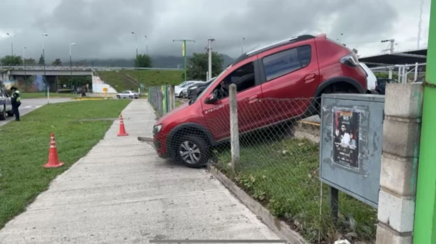 Una mujer quiso estacionar en un supermercado y terminó colgada de un alambrado