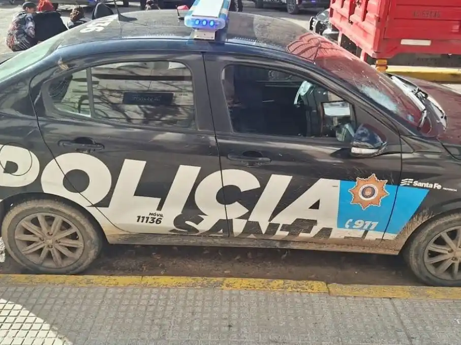 Durante el desborde, cuatro efectivos policiales resultaron lesionados. Crédito: El Litoral.