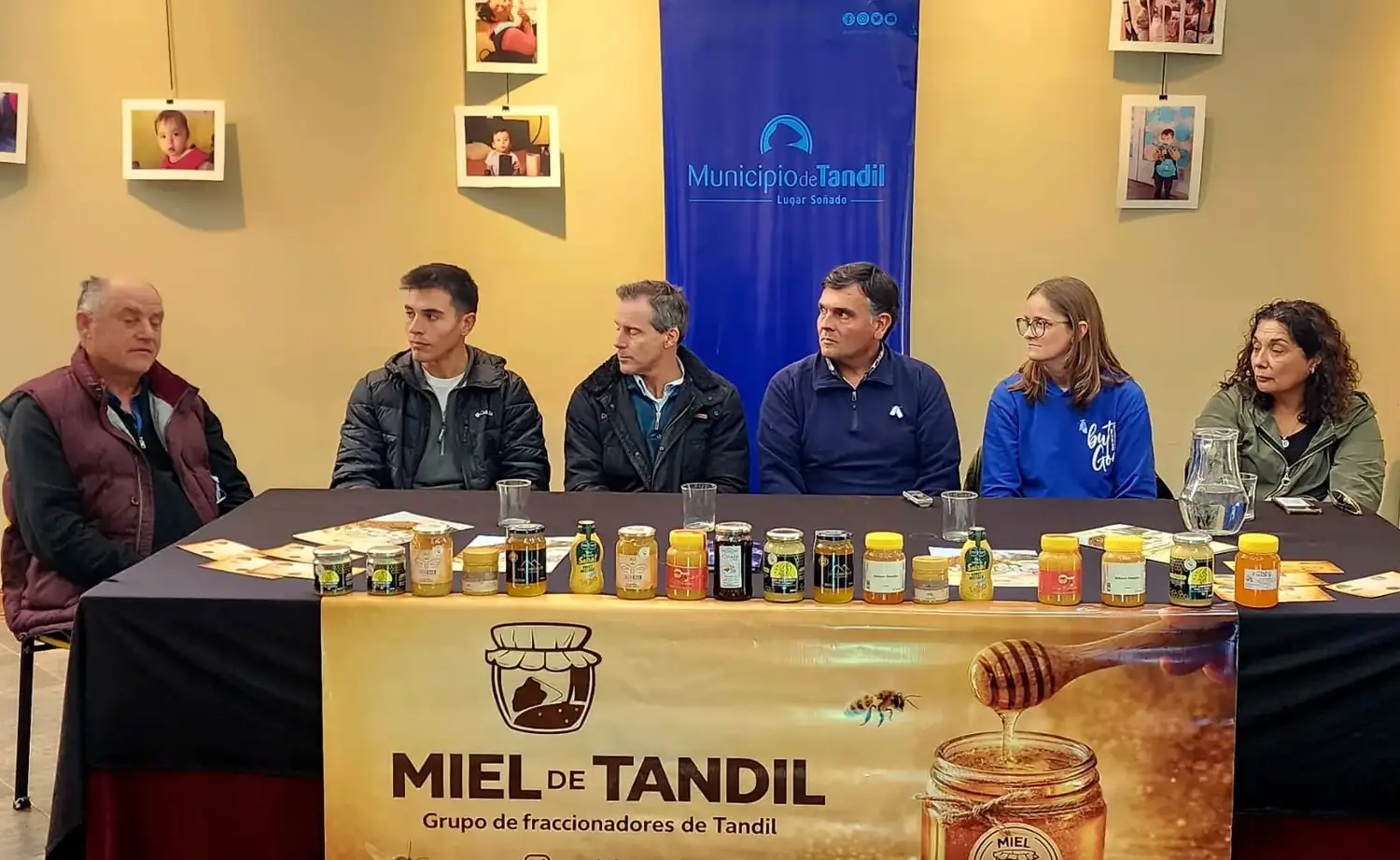 Guillermo Corbetta (Son Coloman), Facundo Althabe (Los Cardales Miel), Patricio Bameule (Aleluya), el director de Asuntos Agropecuarios del Municipio Matías Posse, Micaela Christensen (Alfa Apicultura) y Elisa Gutiérrez (Taller Protegido)