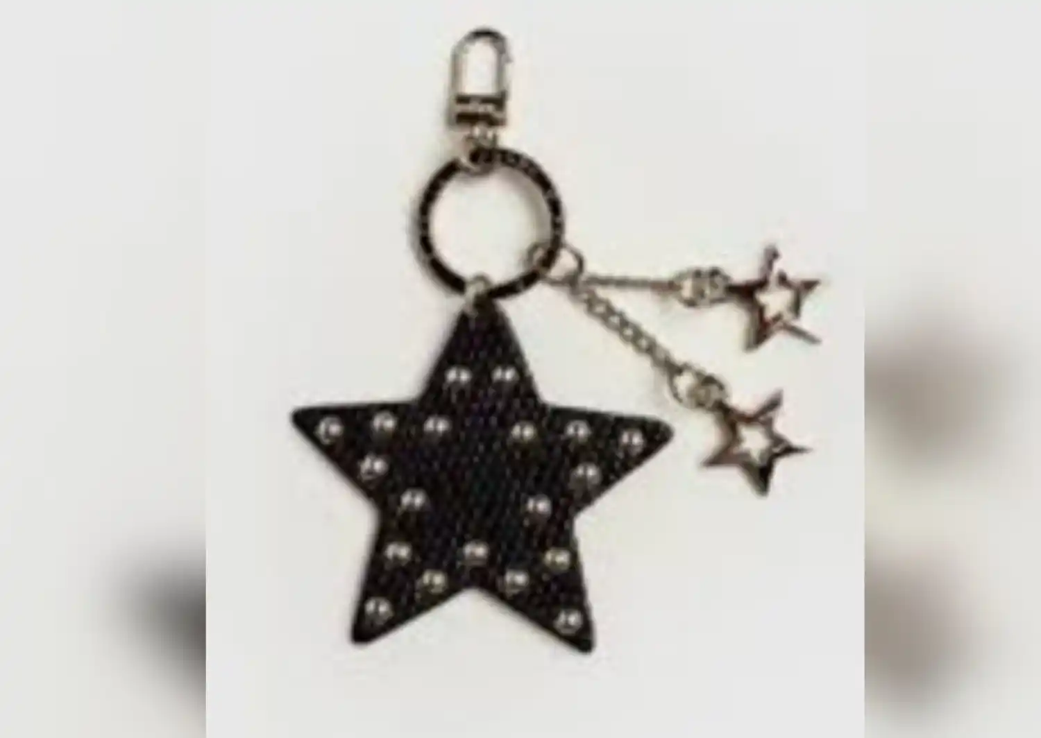 Buscan llaves perdidas con llavero de estrellas