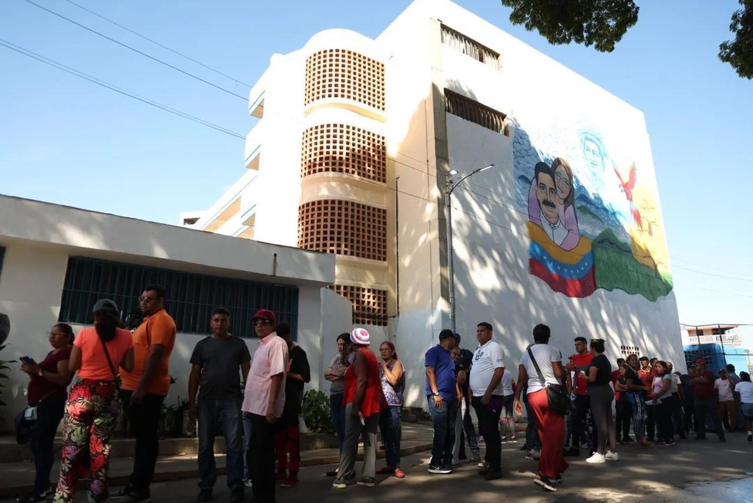 Los venezolanos acudieron masivamente a las urnas para el ensayo.