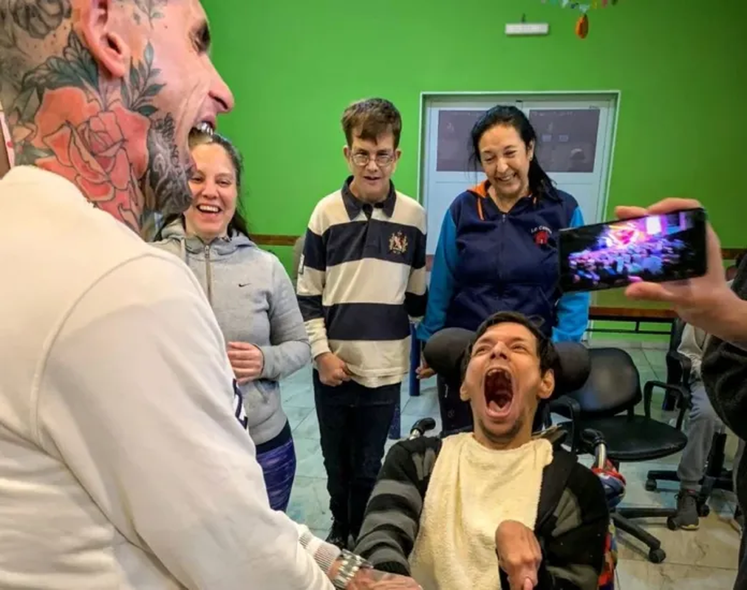 El tierno gesto del cantante de Ke Personajes con pacientes de un Centro de Día